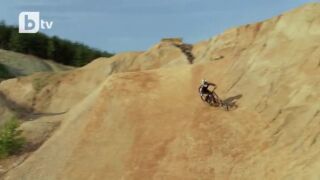 Маунтин байк върху изоставена мина