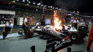 Ужас във Формула 1: Пилот бяга от горящ болид (ВИДЕО)