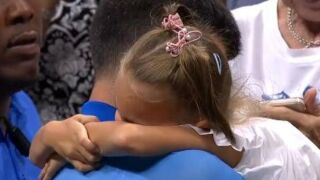 Прегърна дъщeря си и избухна в сълзи (ВИДЕО)