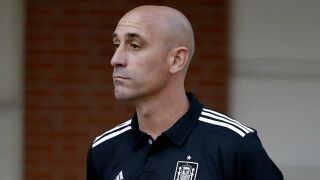 Заради онази целувка: Рубиалес подаде оставка