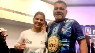 Треньор почина, докато жена му се биеше за световната титла (ВИДЕО)