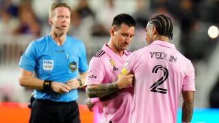 Смениха Меси преди почивката, той си тръгна от стадиона (ВИДЕО)