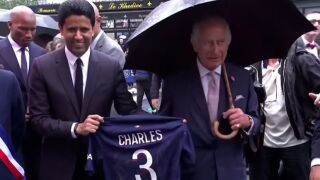 Крал Чарлз на среща с Макрон, получи екип на ПСЖ