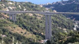 Играч на Ница виси от виадукт, плаши със самоубийство