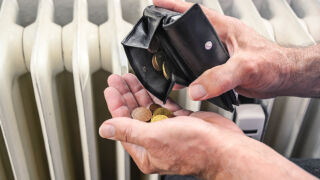 По-топъл дом за 2 минути: спестете средства с този трик със сешоара