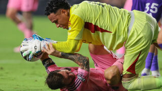 Бой с Интер Маями: Суарес плюе, Бускетс удря. Какво прави Меси? (ВИДЕО)