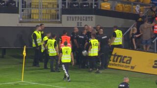 Бесни фенове нахлуха на 