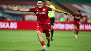 На фона на викове 