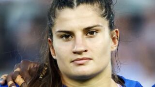 Ще се лее кръв: Звезда от ръгбито впи зъби в съперничка (СНИМКА)