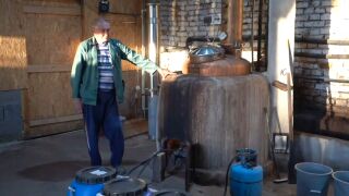 Снимка: „Как с 30 литра ракия може да изкара едно семейство цяла година – няма как да стане“