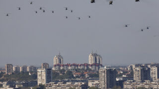 Сърбия изкара цялата си военна техника и Стивън Сегал преди дербито 