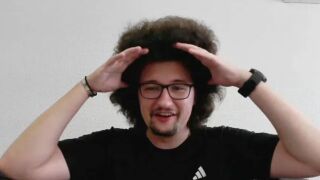 Фенът, чиято глава зависи от Манчестър Юнайтед... буквално (ВИДЕО)