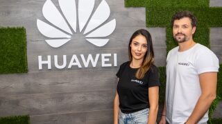 В сервизния център на HUAWEI Евелин Костова и Владимир Зомбори отново решават житейски драми и спасяват съдби