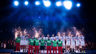 Посрещат с венци волейболните герои (ВИДЕО)