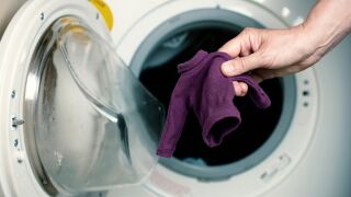Дрехите ви се свиха след пране? Ето как да ги върнете в оригиналния им размер