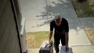 81-годишен мъж доставя изгубен багаж, за да плаща лечението на съпругата си, която се бори с рак (СНИМКИ)