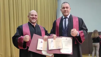 Кобрата вече е магистър по политика и бизнес