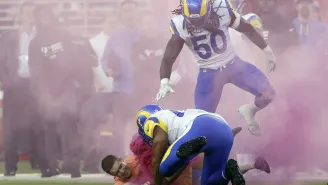 Звезди от NFL размазаха нахалник на терена (ВИДЕО)