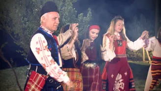 Камата зарадва цял блок комшии за Коледа (СНИМКА)