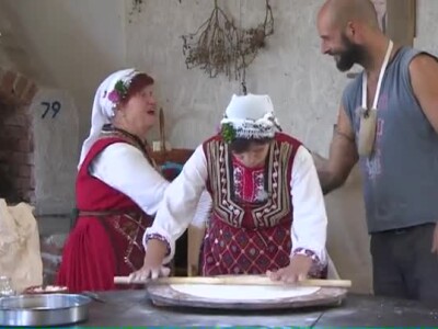 Палавите баби показват как се прави сладка баница с ориз