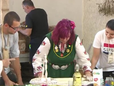 Палавите баби показват как се прави една от най-любимите баници на нашите деди