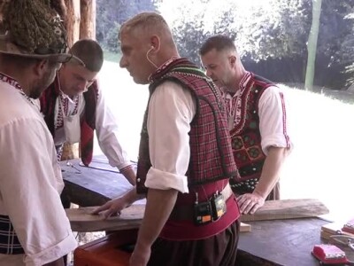 Фермерите изработват дъски за мезета
