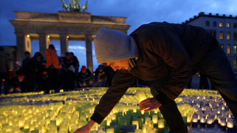 Светът угаси светлините: Знакови забележителности потънаха в мрак за Часа на Земята