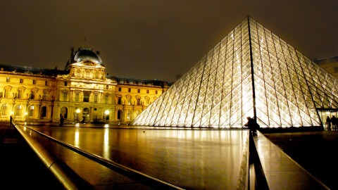 Жената, задържана за обира в Лувъра - пусната под съдебен надзор 