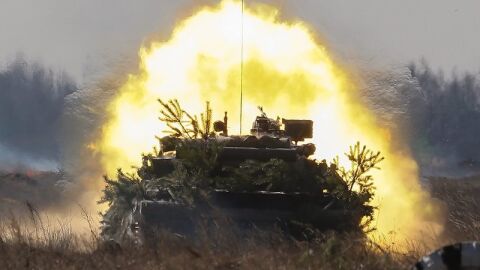 Снарядът се взривил вътре в танка им: Трима военни загинаха при експлозия