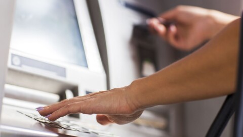 „Картата е в мен, а току-що изтеглиха 255 евро“: Източвани са пари и от България при пробива на една от най-големите банки на Балканите