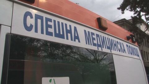 Петима ранени, сред които две деца, в челна катастрофа