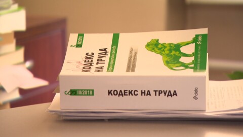 На първо четене: Родителите на деца до 12-годишна възраст ще работят на непълно работно време