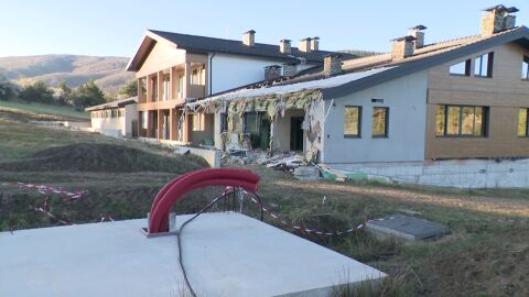 Снимка: Нов опит на общината да събори незаконния ловен хотел на Румен Гайтански - Вълка  