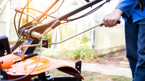 Пиян водач изгуби контрол над мотофрезата си и катастрофира в паркиран автомобил