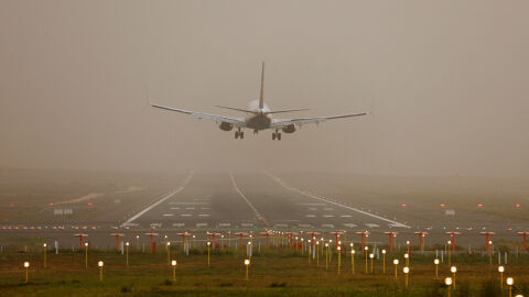 Огромен пожар на летището в Кувейт след атака с дрон