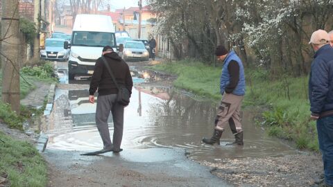 "Никой не се интересува как живеем": Огромен проблем с пътната мрежа в Добрич - хората вървят с плавници