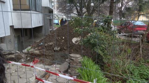 Месеци наред блокиран тротоар в „Мусагеница“ след авария застрашава деца и жители