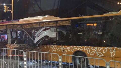 За първи път: Съдът заседава по делото срещу шофьора, врязал се с колата си в автобус