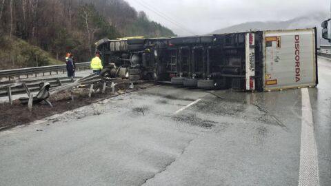 Тир се обърна и вряза в мантинелата на "Хемус": Застана между двете платна (Снимки)