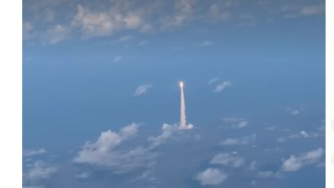 Една друга гледна точка: Пътници заснеха излитането на космическата ракета от самолет (ВИДЕО)