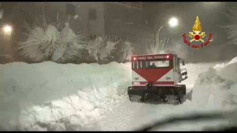 Зимна стихия: Части от Италия бяха затрупани с преспи сняг (ВИДЕО)