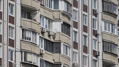 В акт на отмъщение към майка си: Дете изхвърли 88 000 долара през прозореца на дома им