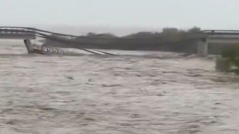 Заради проливни дъждове: Мост се срути в Италия (ВИДЕО)