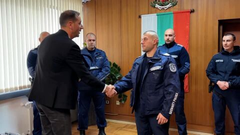 Наградиха полицаите, спасили детето от трагично падане в Ямбол (СНИМКИ)