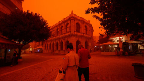 Крит стана червено-оранжев заради пясъчна буря (СНИМКИ и ВИДЕО)