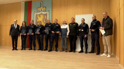 МВР награди полицаите, спасили детето от падане в Ямбол (СНИМКИ)