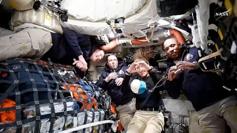 В "точката без връщане": Екипажът на "Артемис II" получава тревожен сигнал за теч по пътя към Луната