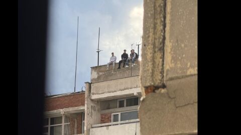 "Ако някой си познае децата, да ги прибере": Младежи увиснаха от покрива на 21-етажен блок в центъра на София (ВИДЕО)