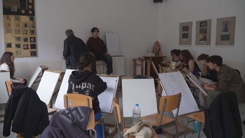 „Учениците учат под найлон“: Временният покрив на гимназията в Трявна пропуска