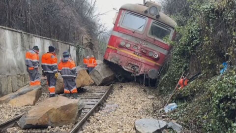 Влак дерайлира край Трявна заради свлачище, има пострадали пътници (ОБЗОР)
